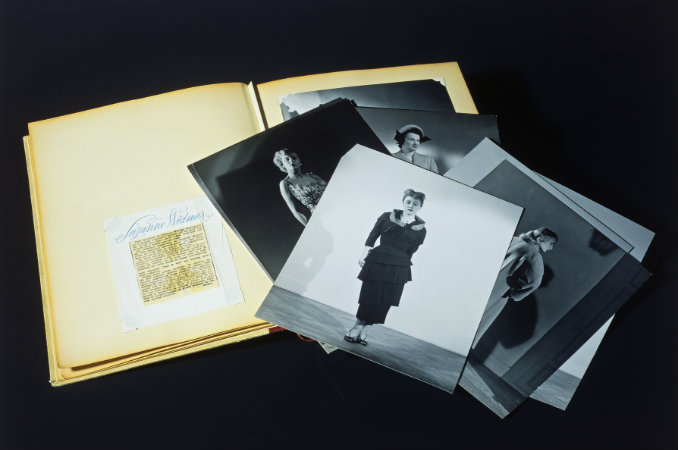 Photographies de mode représentant des femmes debout, déployées sur un livre ouvert