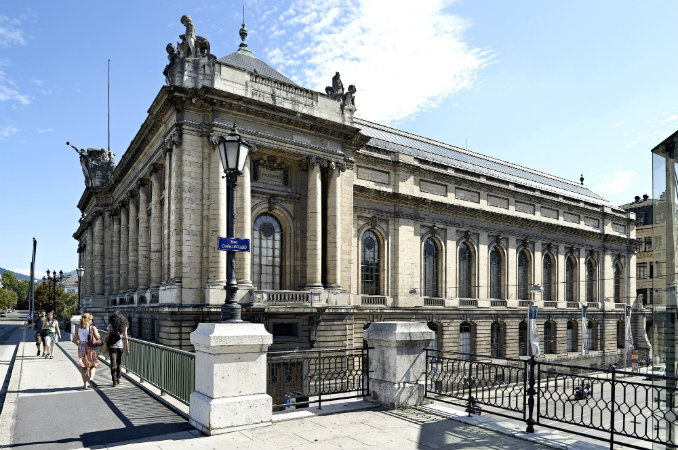 Le Musée d'art et d'histoire vu depuis la rue Charles-Galland, sur le pont au-dessus du boulevard Jacques-Dalcroze.