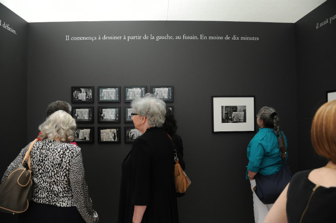 Public visitant une exposition de photographies